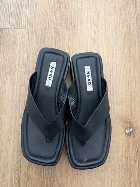 NA-KD Black Square-Toe Thong Sandals